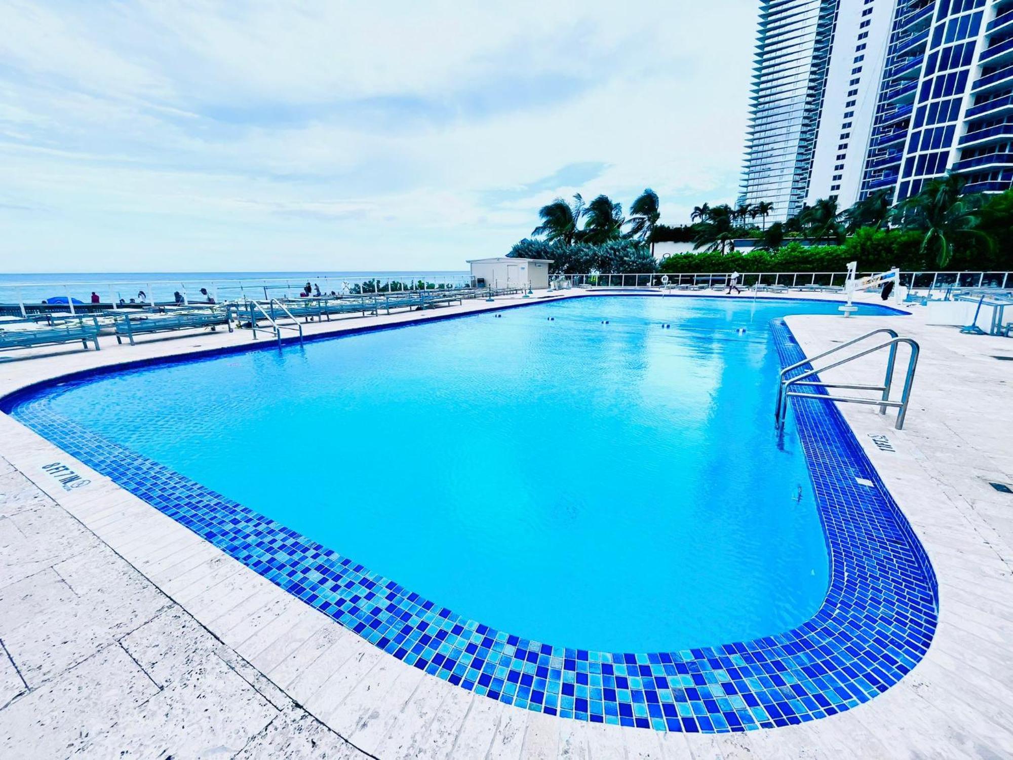 Beachfront Studio Pool, Resort & Ocean View Sunny Isles Beach Exterior foto